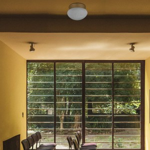 ガラスのランプシェードは室内装飾に適しています