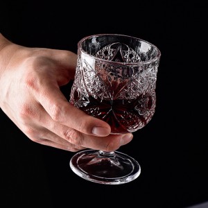 Amatnieka stila reljefs grebta maza vīna glāze