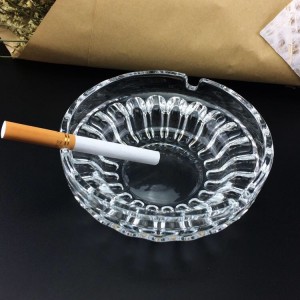 منفضة سجائر زجاجية شفافة على الطراز القديم من الزجاج الشفاف المنقوش سجائر السيجار