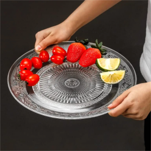 Okrągły, przezroczysty talerz obiadowy z wytłaczanego szkła