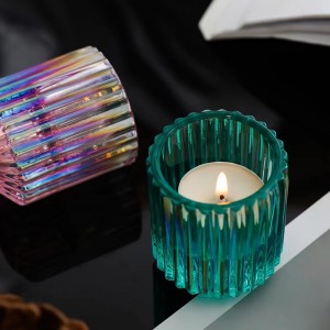 Dryžuotas stiklinis arbatos šviesos žvakių laikiklis, naudojamas vestuvių vakarienei