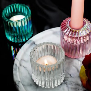 Progasti stekleni svečnik za čajno lučko, ki se uporablja za poročno večerjo