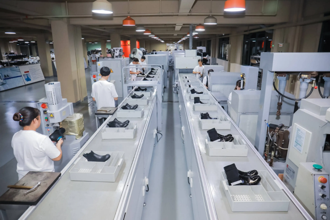 De ontwikkeling van fabrikanten van damesschoenen in China