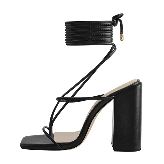 Mustat nilkkahihnat, nelikulmaiset paksut heels-sandaalit
