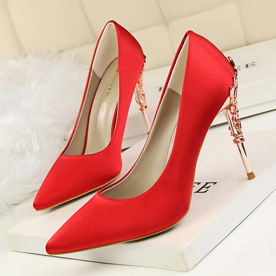 Versione coreana delle scarpe da sposa in raso con punta a punta e tacco alto da donna con tacco in metallo rosso sexy