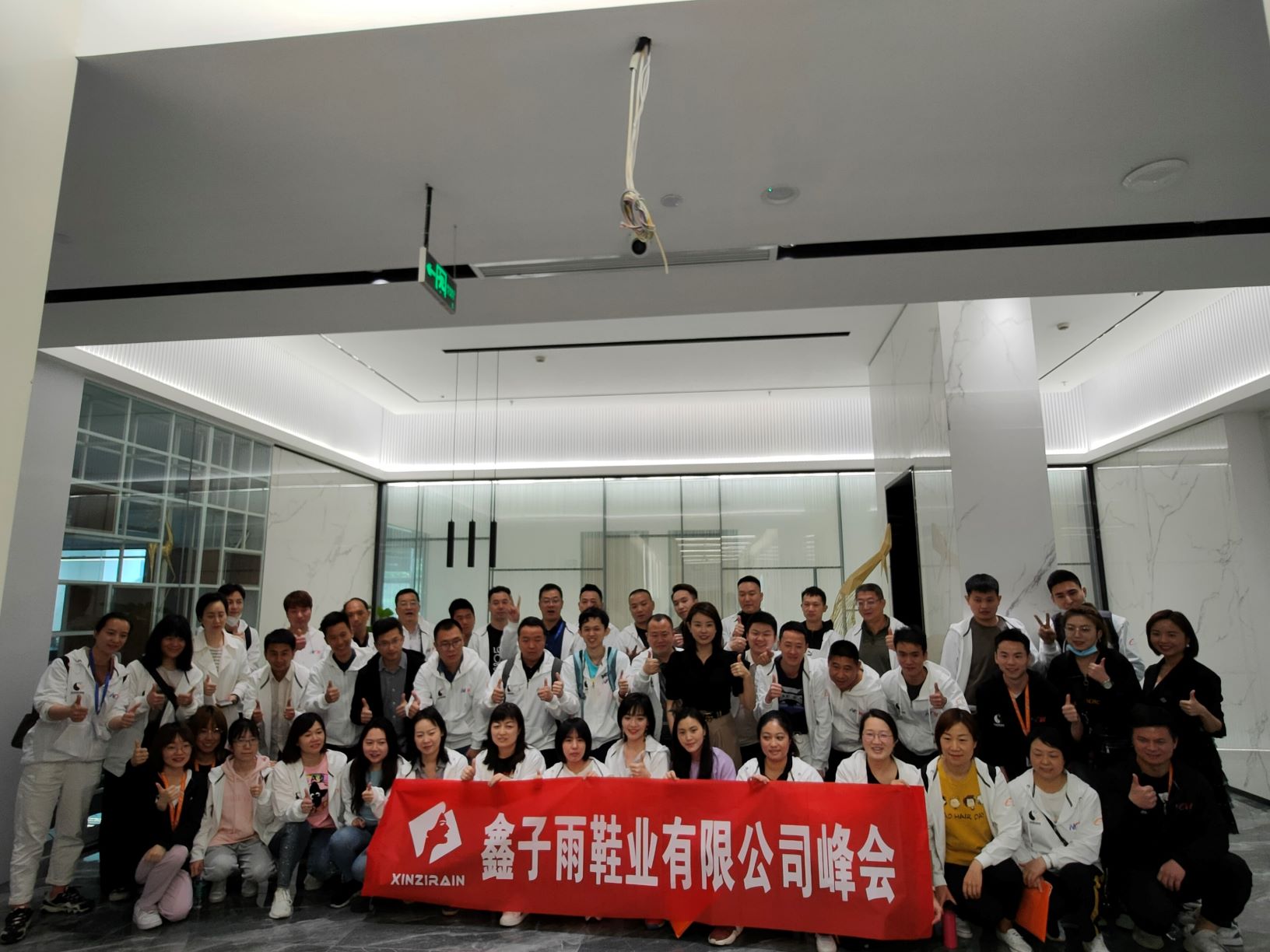 Cezhraničná trieda Tianfu do lídra v oblasti dámskej obuvi zahraničného obchodu v Čcheng-tu – Xinzi Rain