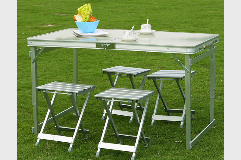 Plastic folding table a convenient, practical and environmentally friendly furniture