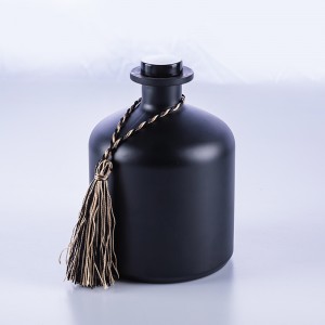 Matte black reed diffuser glass bottle with cork