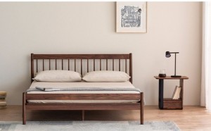 Ziemeļvalstu stila galvenā guļamistaba, melnā valrieksta atzveltne, masīvkoka divguļamā gulta 0001