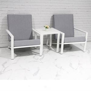 Tavolinë dhe karrige e oborrit të kopshtit me ngjyrë gri Tavolinë dhe karrige metalike me kornizë alumini në natyrë