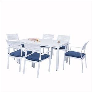 Tavolinë dhe karrige metalike me shtatë pjesë në natyrë