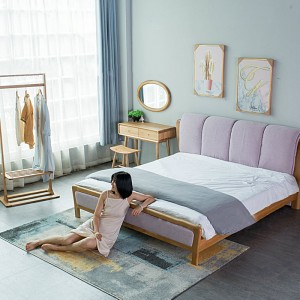Soba za iznajmljivanje u modernom nordijskom domaćinstvu, glavna spavaća soba od punog drveta, bračni krevet 0280