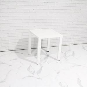 Grått bord och stol på innergården Utomhus aluminiumram i metall bord och stol