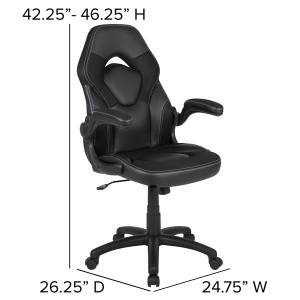 Stolní počítač s židlemi a držákem na sluchátka a stojanem na monitor