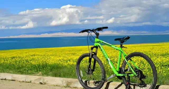 Riding on the YASE road disc brake wheels makes it easy for you to ride on the road around Qinghai Lake.