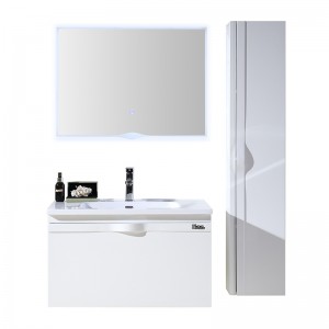 Balts moderns PVC vannas istabas skapis un liels glabāšanas sānu skapis