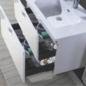 Balts moderns PVC vannas istabas skapis un liels glabāšanas sānu skapis