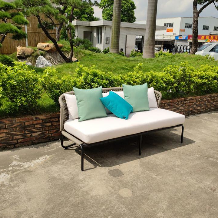 Sofá de jardim ao ar livre com almofada