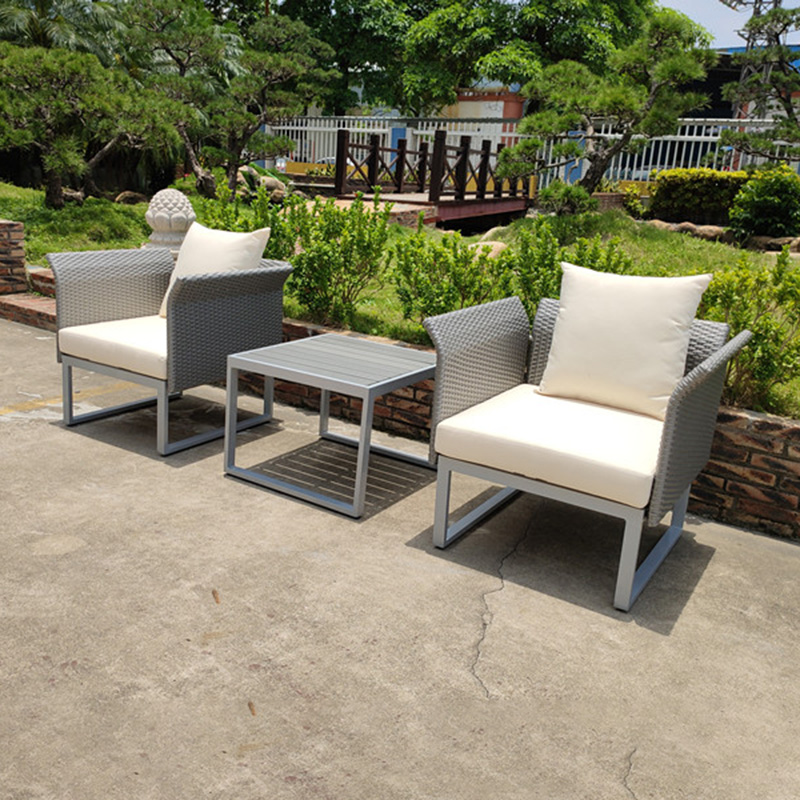 Zestaw do jadalni na patio, wiklinowe krzesła ogrodowe i metalowy stół na balkon
