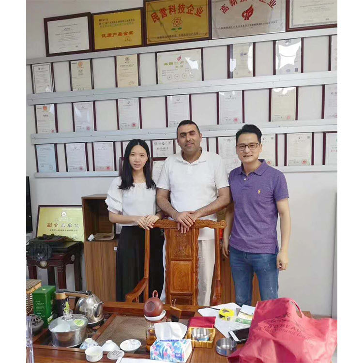 Warmly welcome Yemen customer come to visit our factory for deep drawing hydraulic press