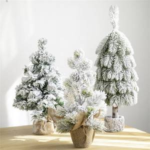 Божиќна елка се собираат снег Божиќна декорација на големо