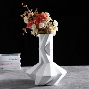 Geometrična keramična dekoracija za dom z zvito vazo z rožami