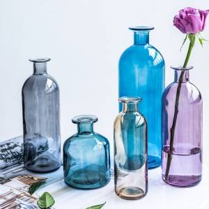 Nová farebná sklenená váza s priehľadnou malou ústnou vodou