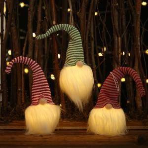 تزیین کریسمس با آویز عروسک های بدون چهره چراغ های جنگلی درخشان