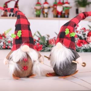 Weihnachtsdekoration, sitzende Haltung, Skiwald, gesichtslose Puppe