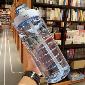 Спортска чашка за вода 2000ml Пренослива пластична чаша со вага од слама
