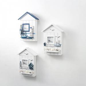 Viduržemio jūros regiono namų dekoro namas su raktų dėžute ant sienos