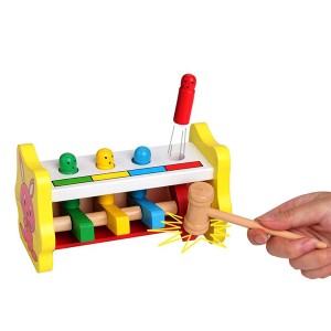 Drewniana zabawka z ławeczką do wbijania młotka. Zabawki wczesnoedukacyjne dla małych dzieci w wieku przedszkolnym