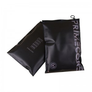 Черная матовая сумка на молнии для одежды CPE с логотипом и кругом