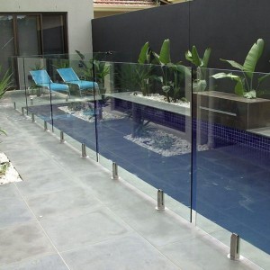 Apsauginio stiklo turėklai / stiklinės baseino tvoros
