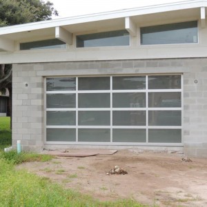 Савремена алуминијумска гаражна врата са пуним погледом са мотором