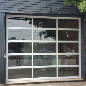 Съвременна алуминиева гаражна врата с пълен изглед и мотор