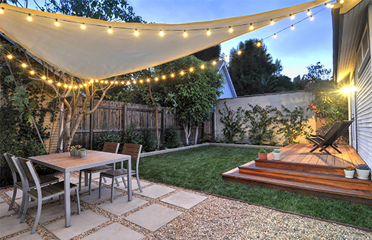 装飾的なストリングライトで庭に柔らかく魅力的な光をもたらすにはどうすればよいですか?