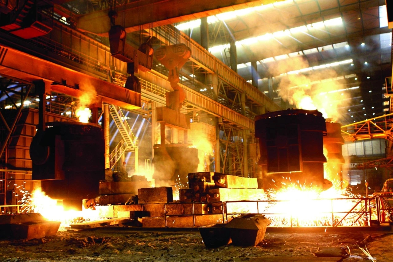 Produktionsprocessen flow af varmvalset stålplade fabrik