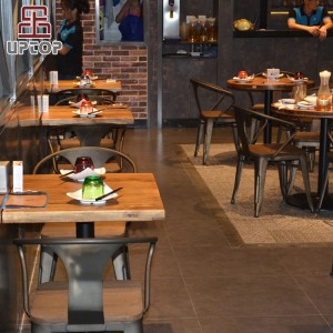 धातु लकड़ी के कैफे रेस्तरां टेबल और कुर्सी फर्नीचर सेट