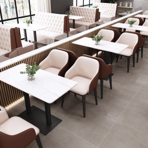 Vysoce kvalitní čalouněný restaurační stůl a židle z masivu