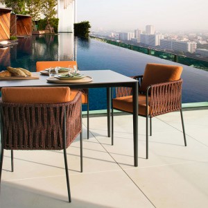 Furnitur makan luar ruangan mewah bingkai aluminium kursi tali anyaman