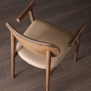 Moqapi oa batho ba batšo oa mofuta oa Nordic Solid Wood Arm Chair