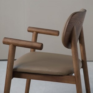 Cadeira de brazos de madeira maciza de deseño negro de estilo nórdico