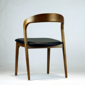 Καρέκλα τραπεζαρίας από ξύλο καρυδιάς σε σουηδικό στυλ