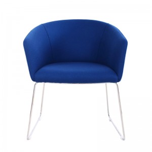 Кресло с обивкой из синей бархатной ткани