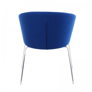 Крісло з синьою оксамитовою тканиною
