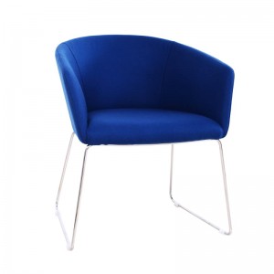 Кресло с обивкой из синей бархатной ткани
