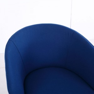 Fotel z niebieskim aksamitnym wykończeniem