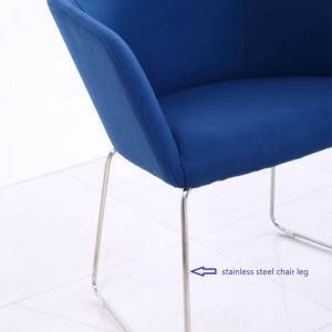 Møbleret lænestol med blå fløjlsstof