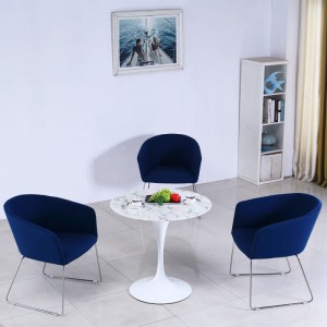 Blauer Sessel mit Samtstoffbezug